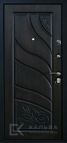 Фото №2 «Железная дверь чёрная с волнистым рисунком и панелью орех №27»